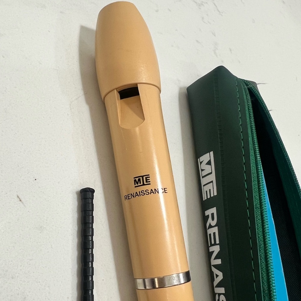 Soprano Tan Recorder with Green Case - Picture 4 of 7